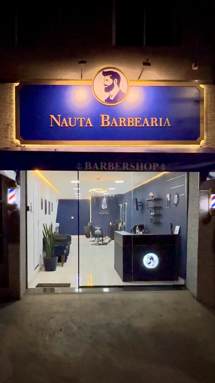 Fachada da Nauta Barbearia à noite